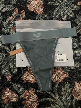 NWT SKIMS Ribbed Thong
